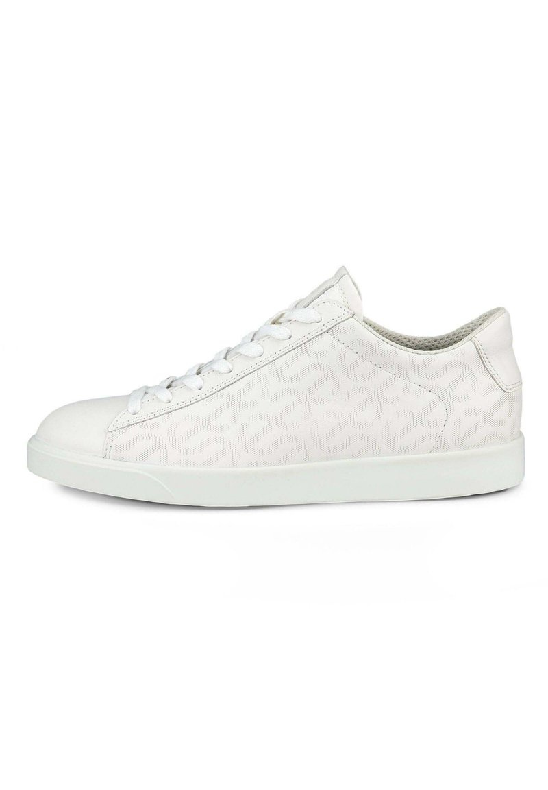 Sneakers bianchi in pelle testurizzata, con un sottile motivo geometrico, suola piatta bianca e lacci rotondi.