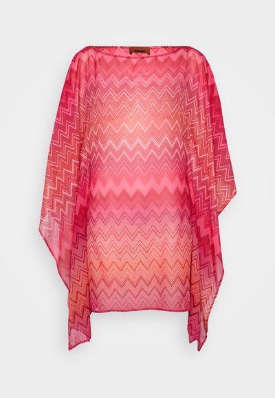 Gennemsigtig kaftan med en gradient pink farveskala, der har et zigzag-mønster. Letvægtsstof med åbne ærmer og en løs pasform.
