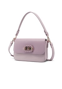 Borsa in pelle lilla con una texture liscia, forma rettangolare e un accento intrecciato sulla chiusura. Tracolla regolabile per uso a spalla o crossbody.