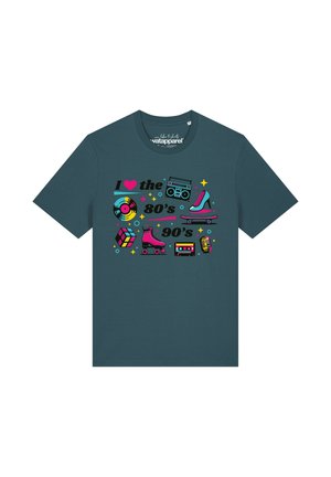 Donkergroene T-shirt met kleurrijke iconen uit de jaren 80 en 90, waaronder een vinylplaat, boombox, hoge hak, skateboard, Rubiks kubus, rolschaats, cassette en microfoon.