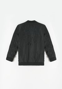 Veste bomber noire avec une finition lisse et brillante, présentant un col et des poignets côtelés. Détails du logo embossés au dos.