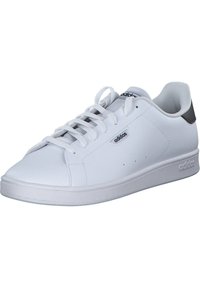 Zapatillas de cuero blancas con una textura suave, con punta redondeada, diseño con cordones y un acento negro en el talón. Logo de la marca en el lado.