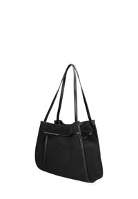 Borsa tote nera in suede con rifiniture in pelle nera, dotata di due manici lunghi e una tasca piatta esterna, con una texture liscia e un design semplice.