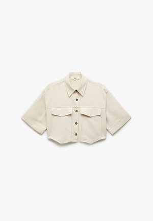 Skrojona beżowa koszula z wywiniętym kołnierzykiem, krótkim rękawem, zapięciem na guziki z przodu oraz dwiema kieszeniami na piersi z brązowymi guzikami.
