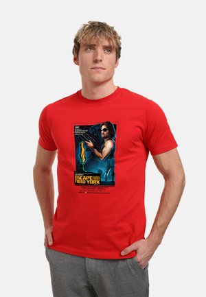 Rød bomulds t-shirt med et grafisk print af en filmposter for "Escape from New York", som fremhæver en figur med en pistol og bylandskab.