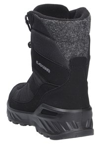 Botte d'hiver noire isolée avec une tige en synthétique et des accents en laine. Présente des détails en mesh texturé et une semelle en caoutchouc moulé pour une adhérence optimale.