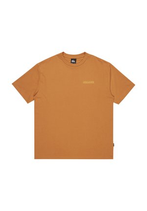 Tričko v spálenej oranžovej farbe, vyrobené z bavlny, má okrúhly výstrih a krátke rukávy so subtilným zlatým logom na hrudi.