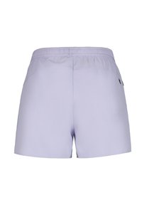 Pantalones cortos lilas con banda elástica en la cintura, textura suave y dos bolsillos laterales. Presenta un pequeño logo negro en el lado derecho.