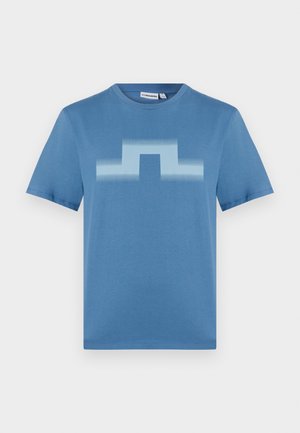 Mėlynas medvilninis marškinėlis su gradientine geometrine rašte šviesesnės mėlynos spalvos priekyje. Trumpomis rankovėmis ir apvalia iškirpte.