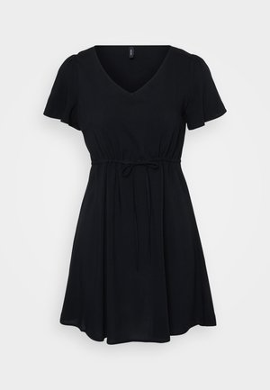 Juoda suknelė su trumpomis pūstomis rankovėmis, V formos dekoltė ir virvutės kokybė. Laisva forma, lengva medžiaga ir aukščiau kelių ilgio.