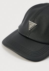 Μαύρο καπέλο με κυρτή ρίγα, κατασκευασμένο από υφασμάτινο υλικό με υφή, που διαθέτει τριγωνικό ασημένιο λογότυπο μπροστά.