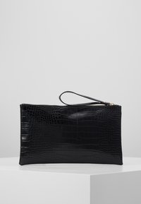 Mustakrokotiiliin kaiverrettu nahkakukkaro, jossa on vetoketjukiinnitys ja lyhyt ranneke. Sujuva pinta kiiltävin viimeistelyin.