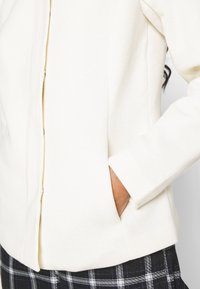 ONLY ONLNEWSEDONA LIGHT SHORT JACKET  - Casaco de verão - antique white melange