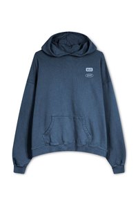 Sudadera de color azul oscuro hecha de una mezcla de algodón, con un bolsillo tipo canguro, puños acanalados y capucha. Presenta dos etiquetas impresas en la parte delantera.