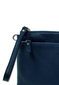 Donkerblauwe leren pouch met een textuur op het oppervlak, voorzien van een bovenste ritssluiting en een afneembare polsband. Accenten van zilverkleurig beslag.
