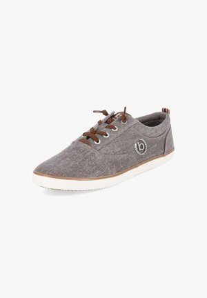 Szary casualowy sneaker z brązowymi sznurowadłami, białą podeszwą i wyszywanym logo "b" po boku, skierowany pod kątem, ukazujący zewnętrzne i górne detale.