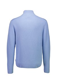 Maglione azzurro chiaro a coste con collo alto e maniche lunghe. Presenta una silhouette aderente e un tessuto liscio e strutturato. Nessun logo visibile.