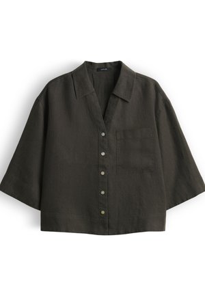 Camicia verde oliva scuro a maniche corte con bottoni, ampio colletto e una tasca sul petto, mostrata su sfondo bianco.