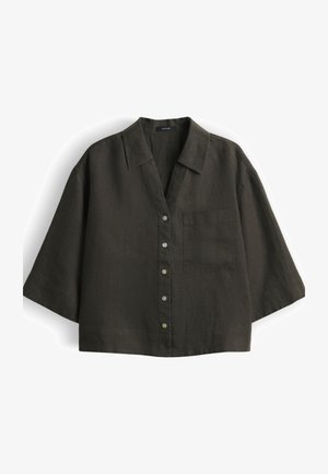 Camicia verde oliva scuro a maniche corte con bottoni, ampio colletto e una tasca sul petto, mostrata su sfondo bianco.