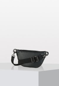 Schwarze Lederhandtasche mit strukturiertem Finish, gekrümmter Form, verstellbarem Tragegurt und silbernen Hardware-Akzenten.