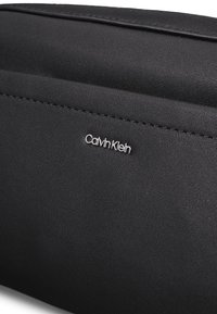 Calvin Klein MUST CONVERTIBLE CAMERA BAG - Torba preko tijela - black