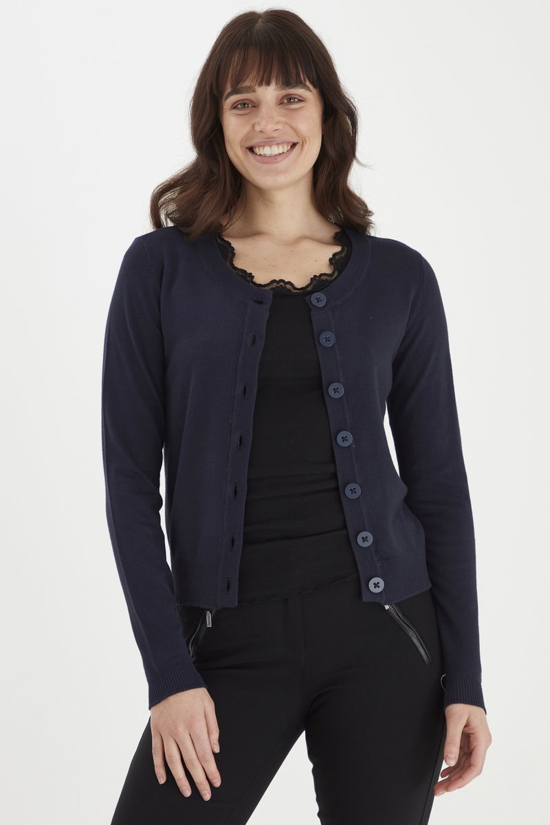 Cardigan bleu marine en maille douce, avec un col rond, des manches longues et une fermeture à boutons avec de grands boutons assortis.