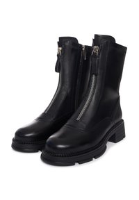 Botine negre din piele cu fermoare duale argintii, vârf rotund, talpă texturată și toc bloc. Au accente de cusătură și o finisare netedă.