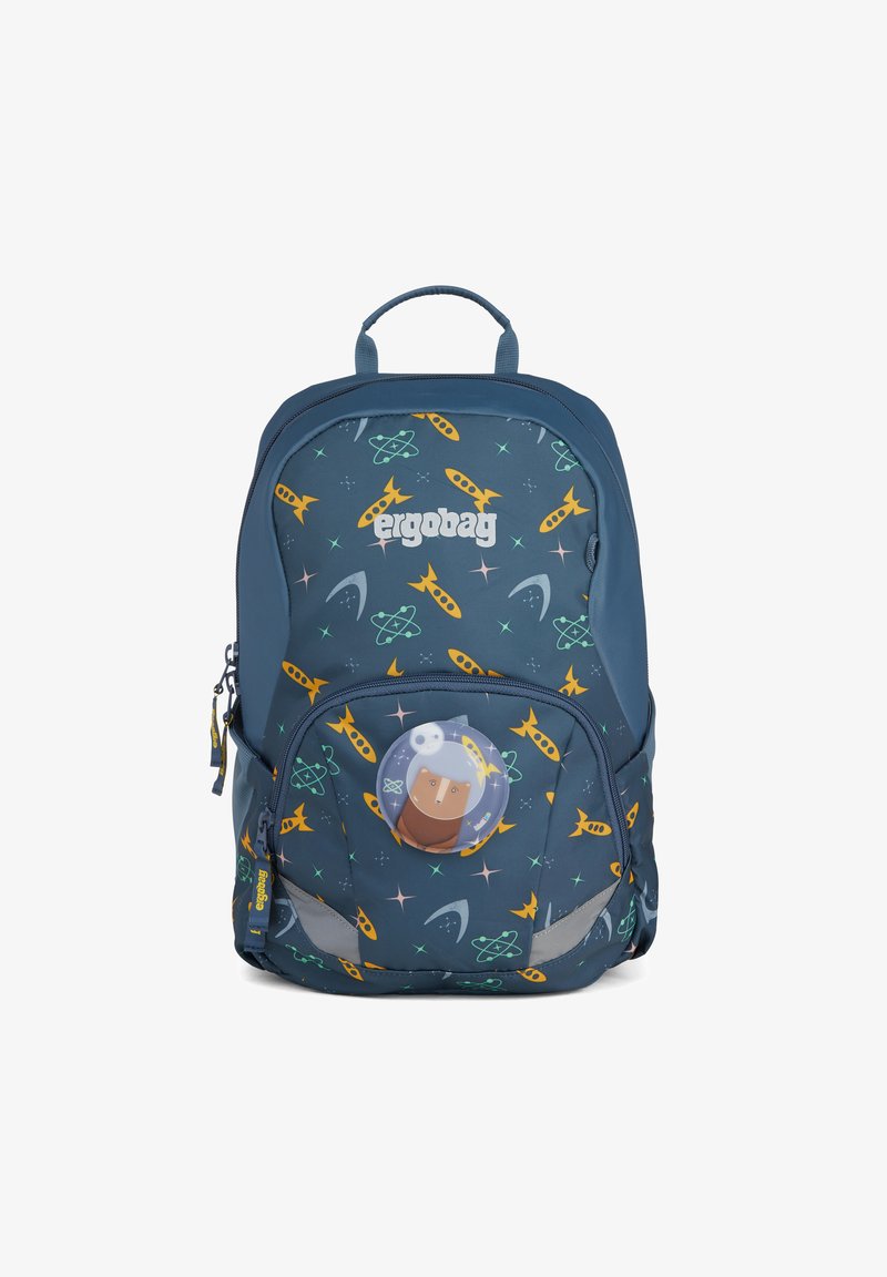 Blauwe ergonomische rugzak met een ruimte-thema patroon. Bevat gele raketten, groene accenten en een ronde pluche badge op de voorzak.