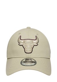 Beige Kappe mit verstellbarem Riemen, ausgestattet mit einem gestickten Kopf eines Bullen in Weiß und Dunkelrot auf der Vorderseite, strukturiertem Schirm und texturiertem Stoff.