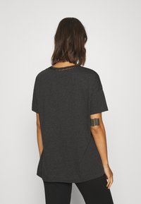 Donkergrijze t-shirt met een relaxte pasvorm, korte mouwen en een ronde halslijn, voorzien van decoratieve stiksels langs de kraag.