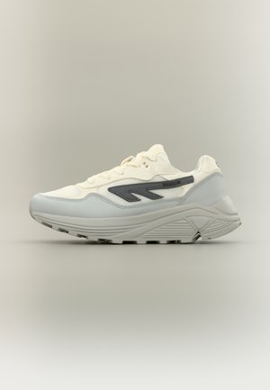 Sneaker mit weißem Mesh-Obermaterial, grauen Lederakzenten und einer strukturierten hellgrauen Sohle. Mit einem Logo und einem kontrastierenden dunkelgrauen Designelement.