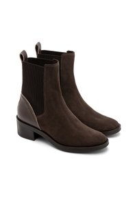 Brązowe zamszowe botki za kostkę z teksturowaną wstawką, elastycznymi boku oraz niskim blokowym obcasem. Gładkie wykończenie z kontrastowymi szwami.