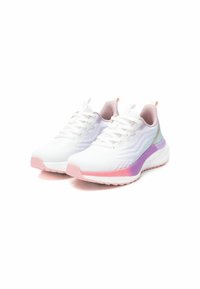 Zapatillas deportivas ligeras con un upper de malla blanca texturizada, acentos en rosa y púrpura en la suela, y diseño de cordones.