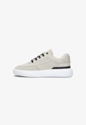 Hellgraue Sneakers mit einem glatten Leder-Obermaterial, schwarzen Ösen und einer weißen Gummisohle mit einem schwarzen Akzent an der Rückseite.