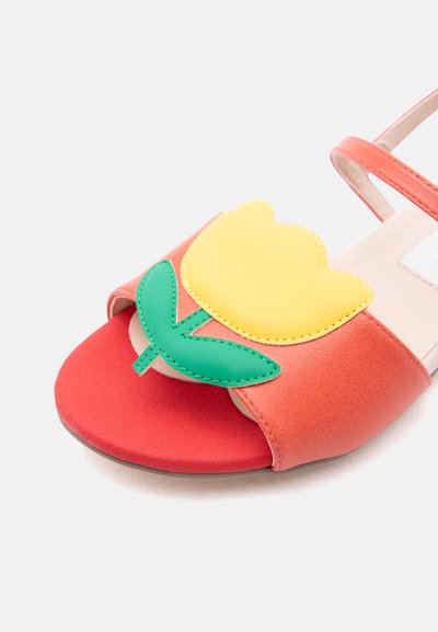 Κόκκινο σανδάλι με ανοιχτά δάχτυλα, με κίτρινο λουλούδι και πράσινα φύλλα διακοσμημένα στο μπροστινό λουράκι και κοραλλί λουράκι στον αστράγαλο.