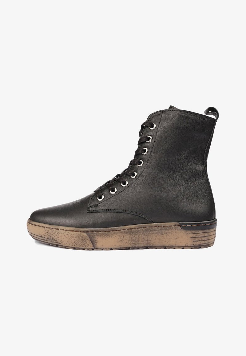 Melnas ādas potītes zābaki ar raksturīgu brūnu gumijas zoli, ar sešām acīm un aizmugurē iešuvumu, kas atvieglo uzvilkšanu.