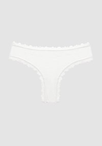 Boxerii albi din material moale, cu dantelă ondulată pe talie și pe deschiderile picioarelor, având o textură netedă.