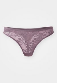 String en dentelle de couleur lavande à tonalité douce, avec des panneaux en mesh transparent et des motifs floraux, une taille lisse et un design à couverture minimale.