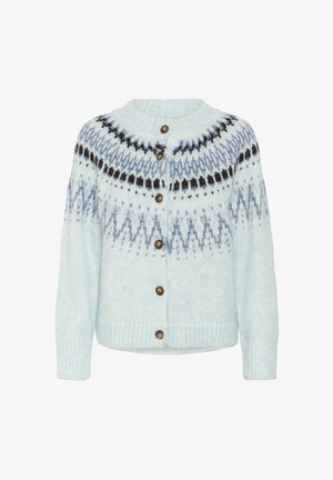 Hellblauer Strickcardigan mit rundem Ausschnitt, gemustertem Schulterbereich in Schwarz und Blau und vier braunen Knöpfen auf der Vorderseite.