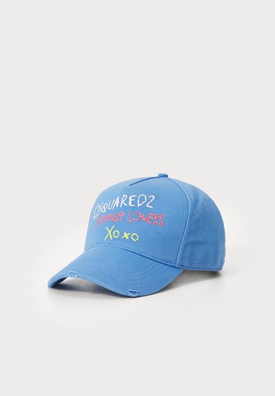 Cappello blu in cotone con visiera curva. Presenta testo ricamato in rosso, rosa e giallo. Il testo recita "DSQUARED2 SUMMER LOVERS Xo xo".