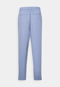 Calças azul claro com cintura elástica, dois bolsos traseiros e um tecido texturizado. Corte slim com pernas retas.