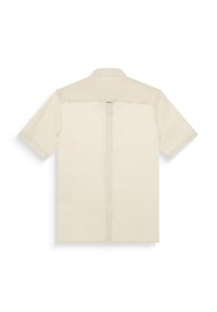 Camisa de manga corta de color beige claro, hecha de una tela suave, que presenta una tapeta de botones y un panel trasero texturizado con una franja vertical.
