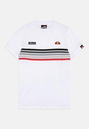 T-shirt bianca a maniche corte con strisce orizzontali nere, grigie e rosse sul petto, con loghi del marchio Ellesse sul petto e sulla manica.