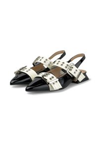 Scarpe slingback a punta in vernice nera e pelle bianca, con hardware in argento e cinturini con occhielli per una vestibilità regolabile.