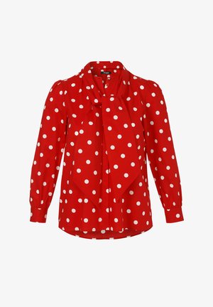 Rode blouse met witte stippen, voorzien van een strik bij de hals, lange mouwen en knoopsluiting, gemaakt van een gladde stof.