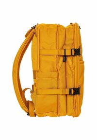 Zaino giallo con scomparti imbottiti, spallacci regolabili e fibbie nere. Presenta un tessuto a trama e numerose tasche con zip.