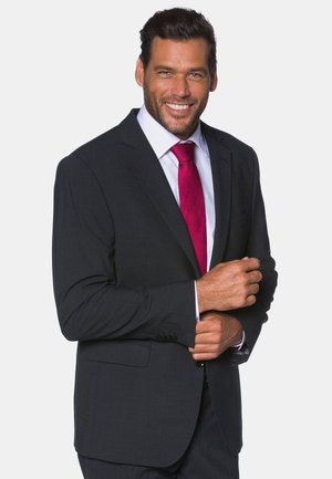 Donkergrijze colbert met notch-lapels en een enkele zak, gedragen over een witte shirt en een felroze stropdas. Getailleerde pasvorm met een gladde structuur.