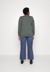 ONLY Carmakoma CARLOPE LIFE WIDE - Calças de ganga bootcut - medium blue denim