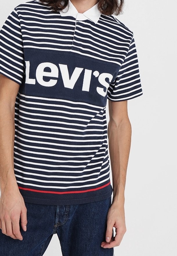 Polo rayé bleu marine et blanc avec un col blanc et un grand logo Levi's au centre, présentant une bande rouge au bas.