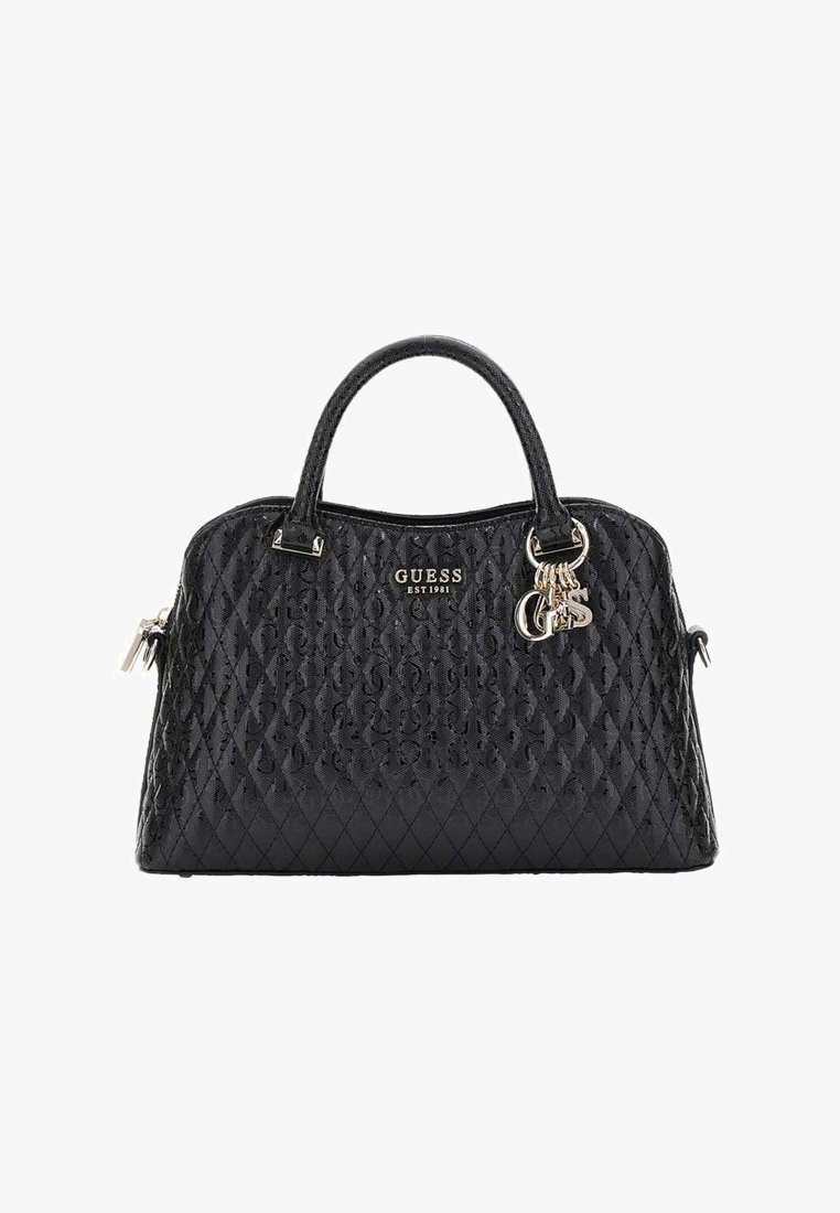 Sac à main noir matelassé avec poignées arrondies, matériel en ton doré, et un charme de logo pendentif. Présente une finition texturée et un motif en diamant.